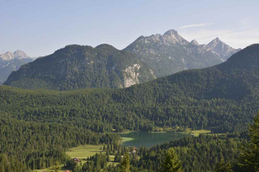 Von der Gröbl Alm auf den Kranzberg wandern und den Lautersee von oben sehen