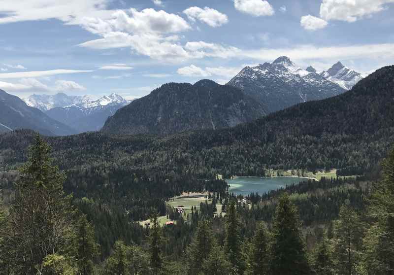 Der Ausblick bei der Kranzberg Wanderung hinunter zum Lautersee, dahinter das Wettersteingebirge