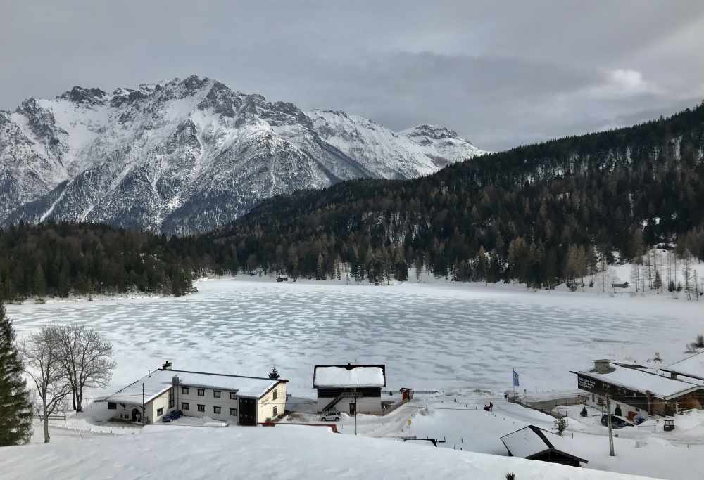 Winterwanderung Mittenwald mit Blick auf den Lautersee und das Karwendelgebirge