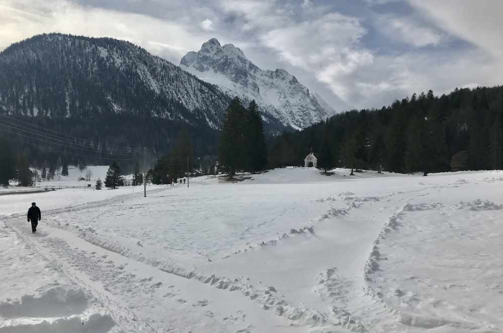 Über die Lichtung geht die Winterwanderung durch den Schnee zum Lautersee und der Maria Königin Kapelle