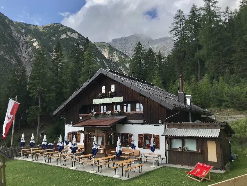 Das Lehnberghaus liegt wunderbar in den Bergen