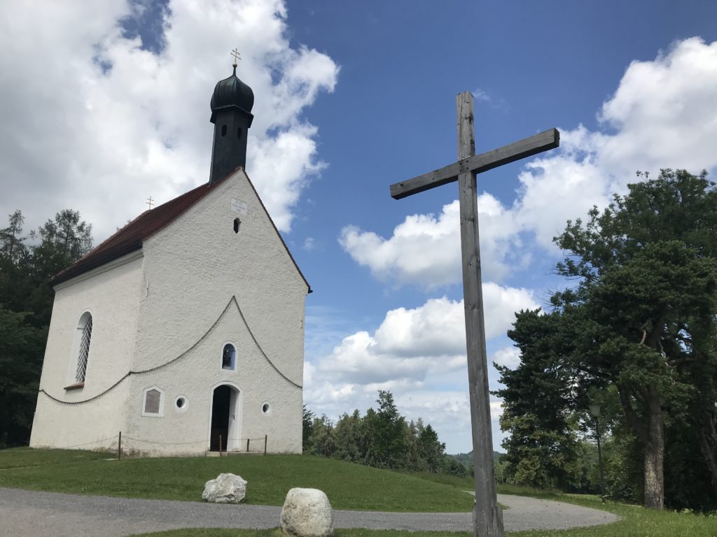 Leonhardi Bad Tölz - beim Leonhardiritt geht es am Kalvarienberg zweimal um diese Kapelle herum