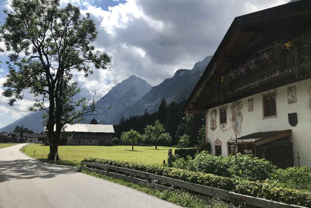 An so schönen Bauernhöfen fährst du mit dem Fahrrad vorbei