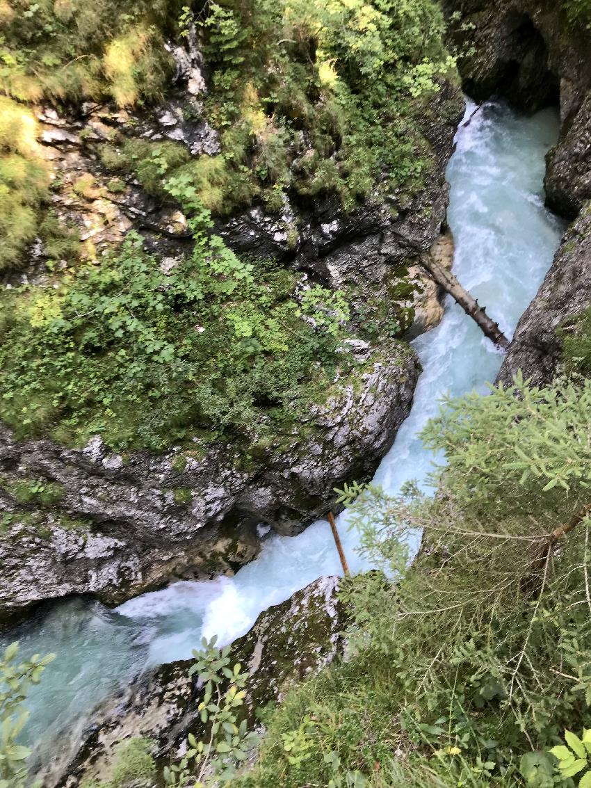 Tief unten in der Klamm fließt die Leutascher Ache den Berg hinunter