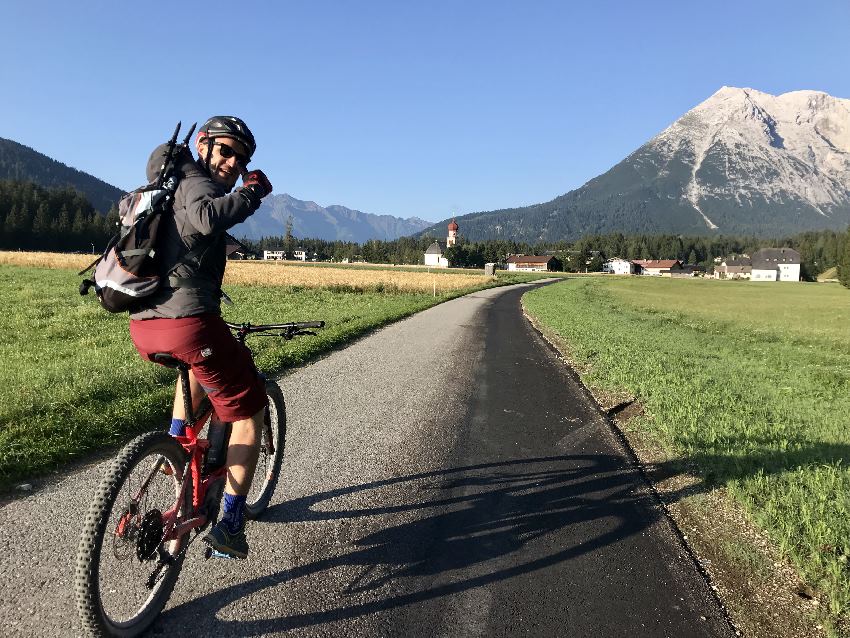 Ab Leutasch mit dem Mountainbike Richtung Steinernes Hüttl - beim bestem Bergwetter