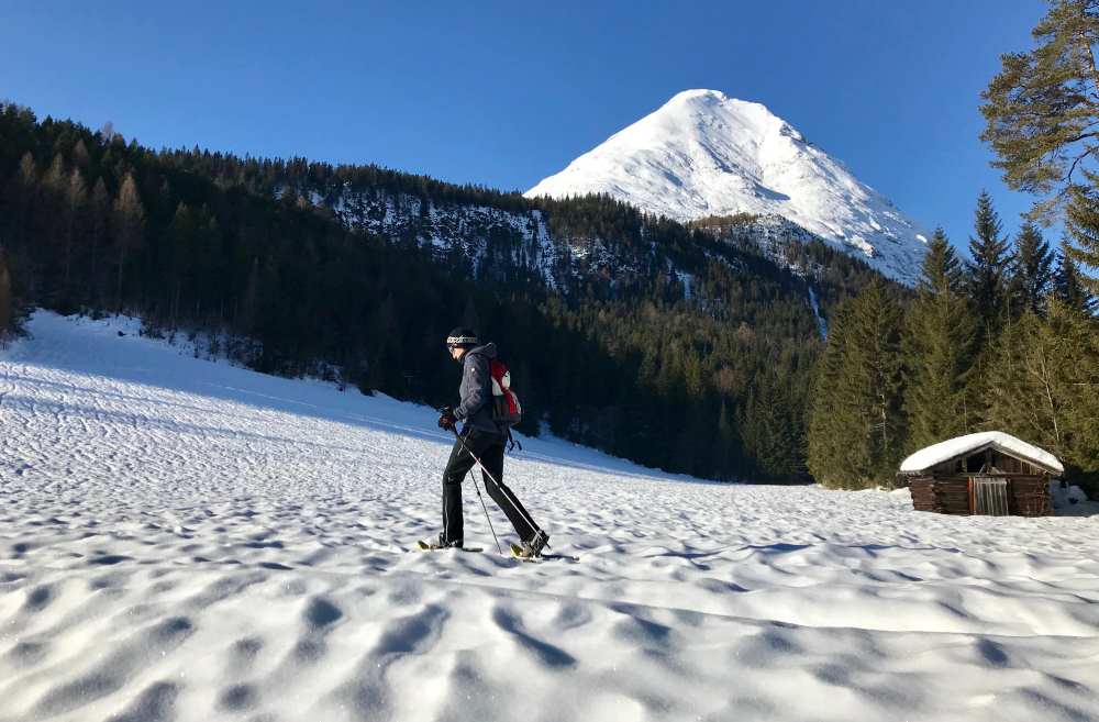 Gleich beim Parkplatz starten wir in dieser schönen Winterlandschaft bei der Hohen Munde unsere Schneeschuhwanderung