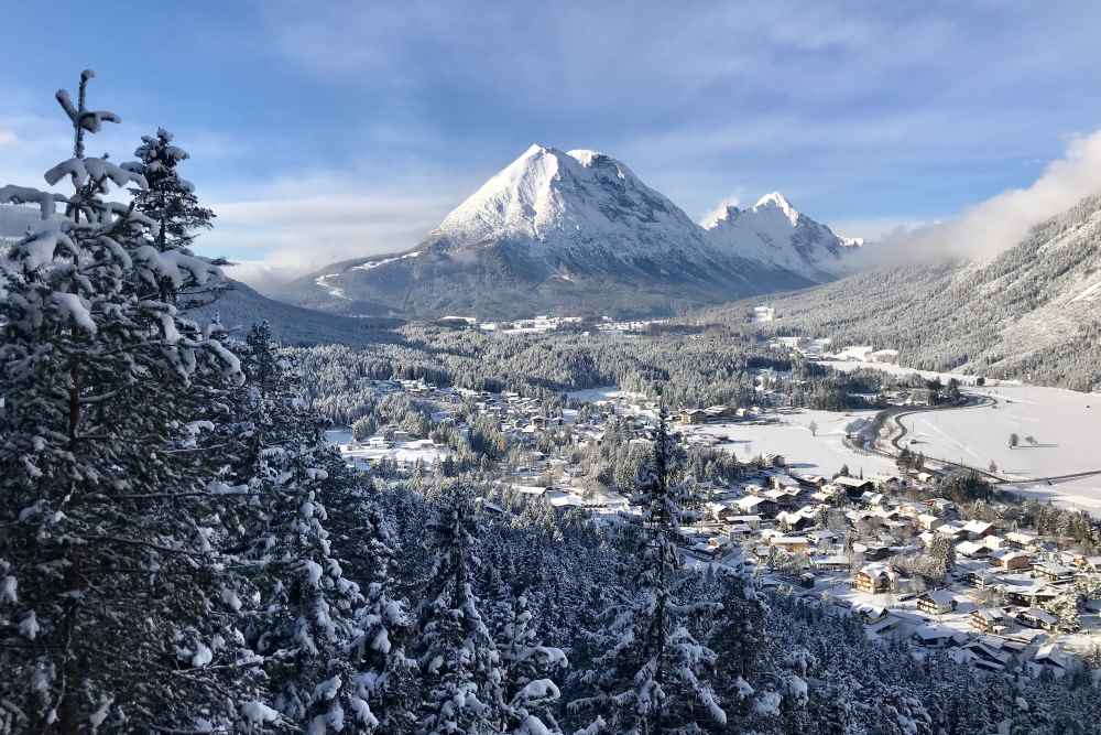 Und das ist der Blick auf die Hohe Munde und die Leutasch von der Aussichtsplattform am Kurblhang 