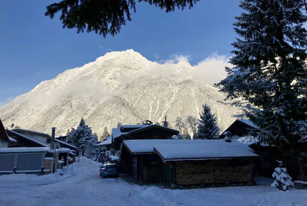 Am Ortsrand von Leutasch beginnt das Winterwandern auf den Berg zur Aussichtsplattform Kurblhang