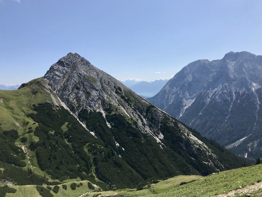 Das ist Predigtstuhl vom Gaistal aus gesehen - ein excellenter Aussichtsberg, da freistehend!