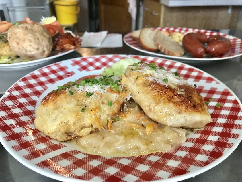 Gute Tiroler Küche auf der Wettersteinhütte - probier die hausgemachten Knödel!