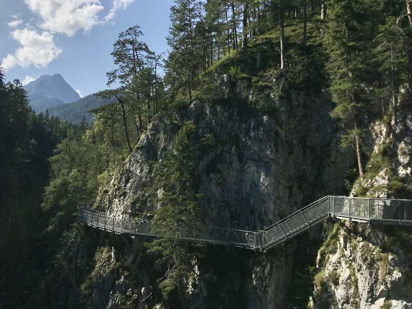 Das ist die Leutaschklamm: Du wanderst auf diesem gesicherten Steig durch die Klamm in den Alpen