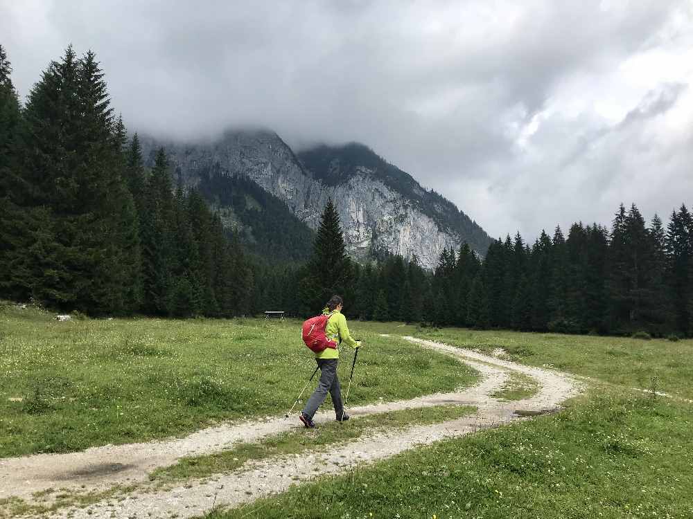 Start unserer Hüttentour: Aus der Leutasch wandern wir hinauf in Richtung Puittal 