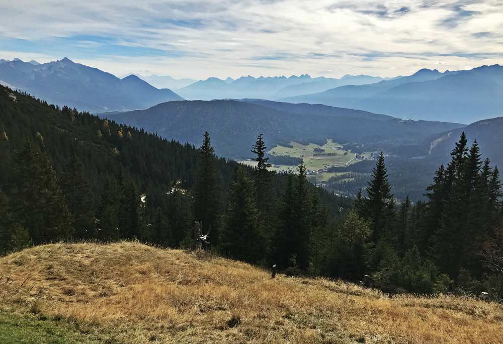 Von Leutasch wandern mit Kindern auf die Wettersteinhütte und den Ausblick über Leutasch geniessen