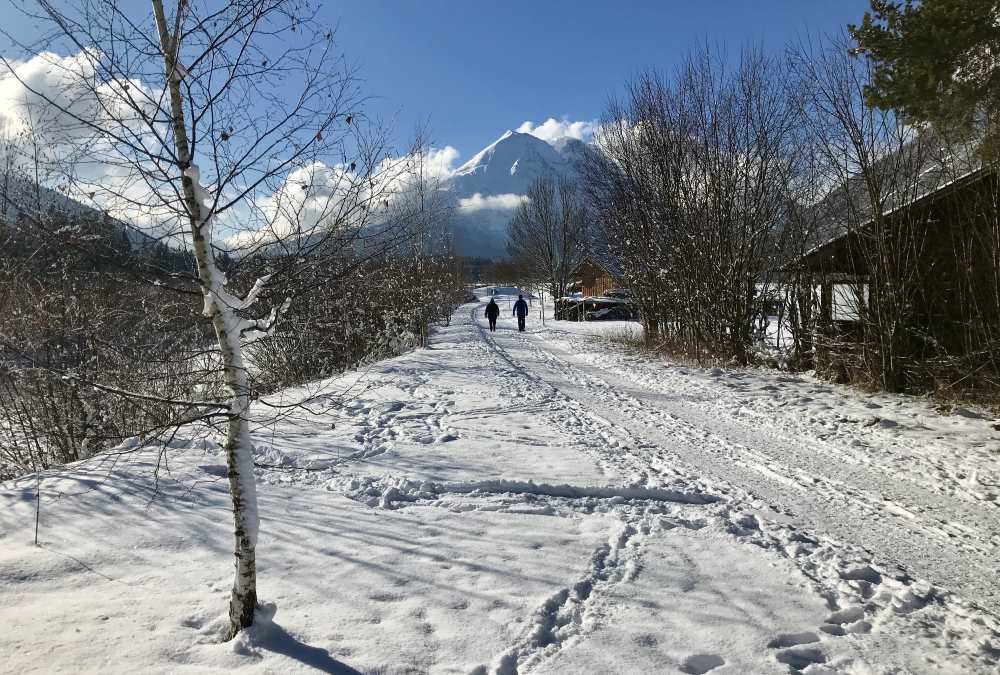 Vom Parkplatz in Leutasch führt die Winterwanderung in der Sonne an der Leutascher Ache entlang