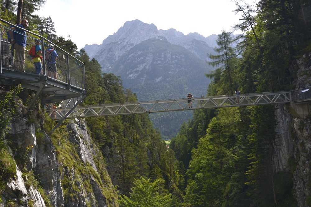 Die Stahlkonstruktion mit Brücken in luftiger Höhe - Leutaschklamm Mittenwald