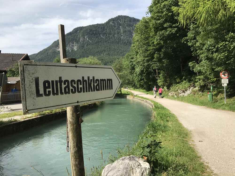 Am türkisgrünen Wasser entlang zur Leutaschklamm wandern