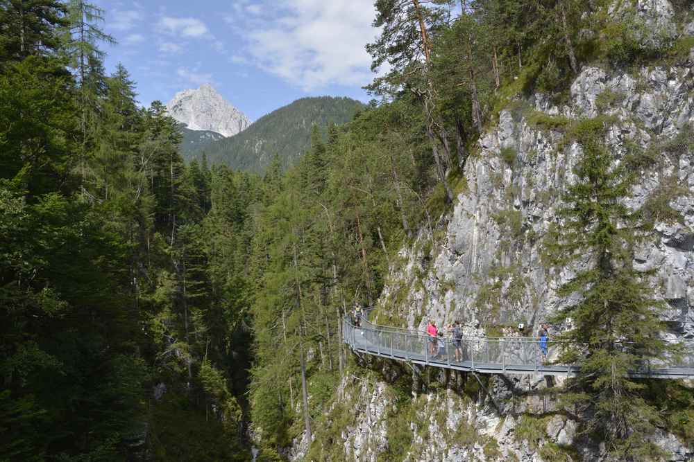 Von diesem Standpunkt aus der Wand wurde das Bild oben auf die Brücke gemacht