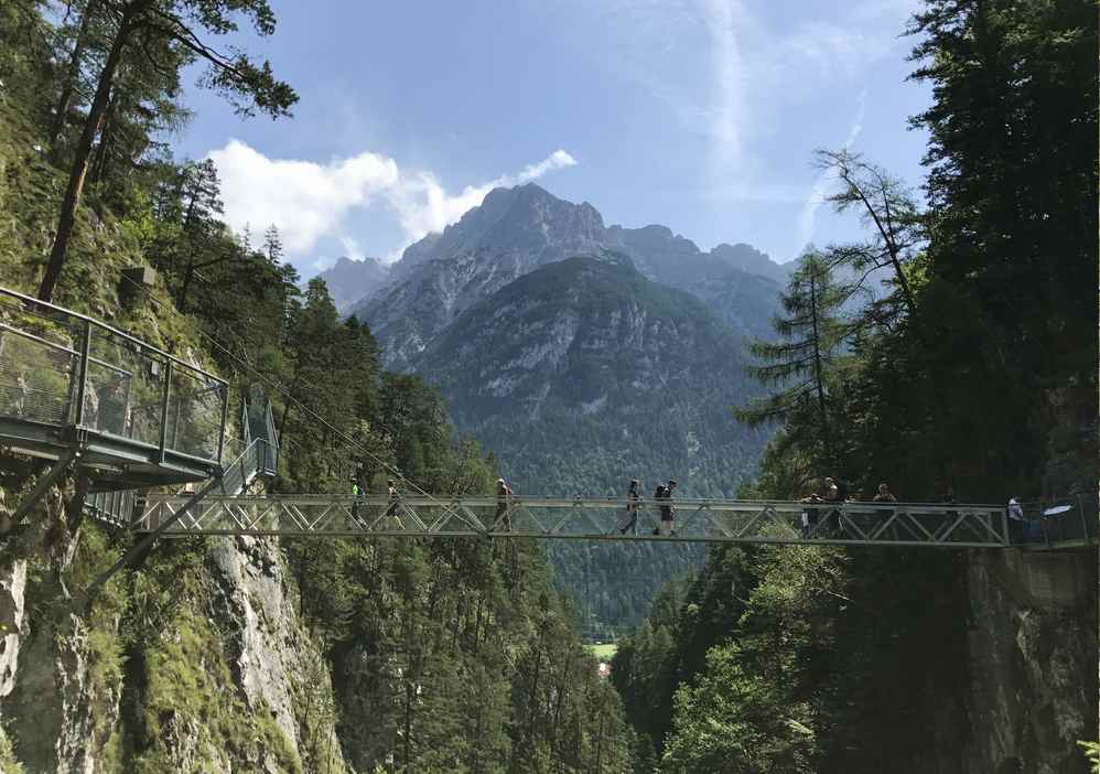 Wandern mit Kindern durch die beeindruckende Klamm in den Alpen