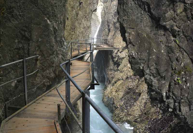 Die Schlucht wird immer schmäler, an der engsten Stelle nur ca. 2 Meter. Hinten der 22 Meter hohe Wasserfall