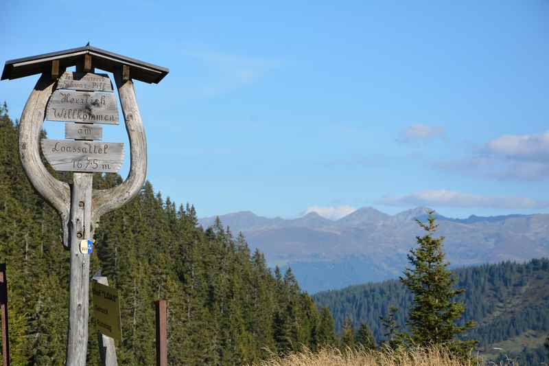 Der höchste Punkt am Loassattel, hinten die Zillertaler Alpen