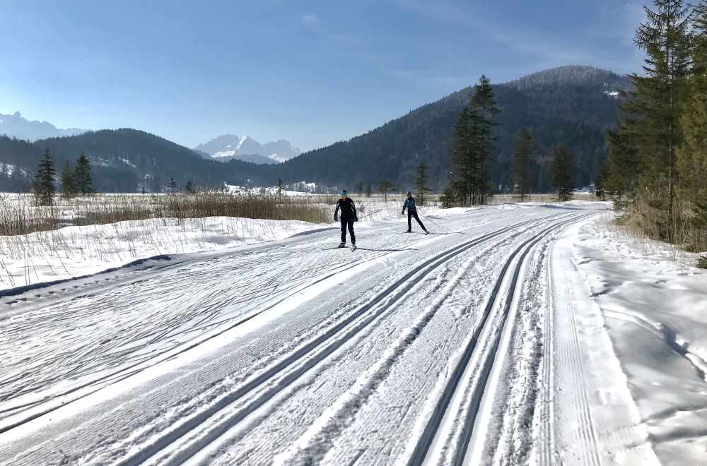 So schön sonnig ist die Loipe am Barmsee zum Langlaufen