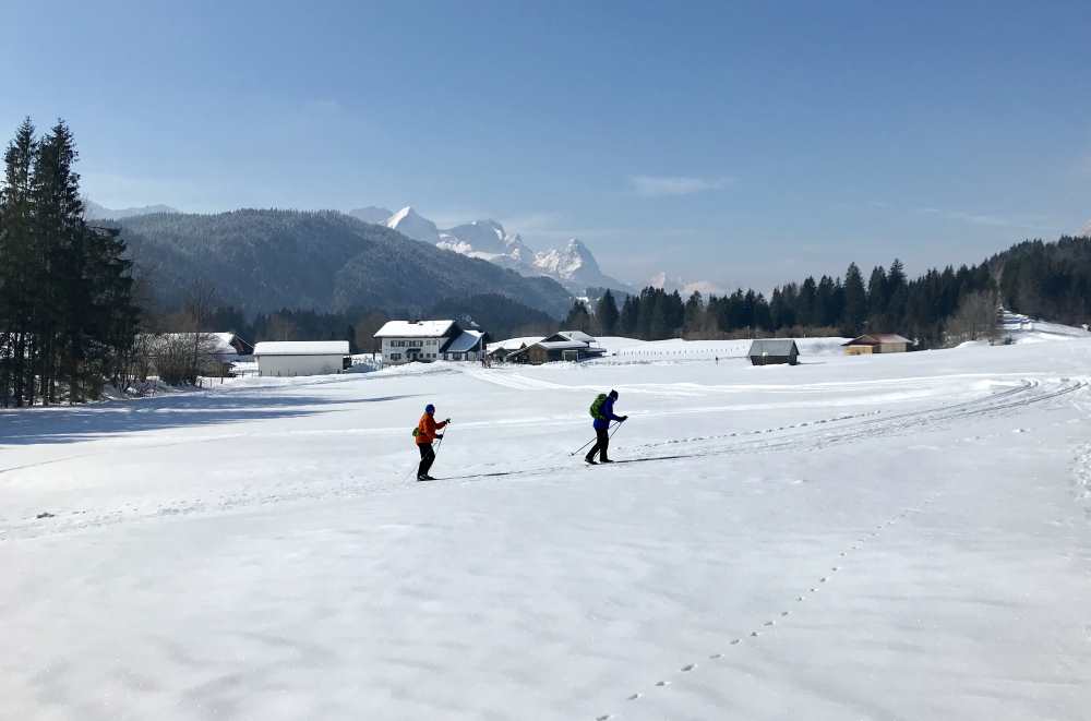 Vom Geroldsee in den Weiler Gerold auf der schönen Loipe langlaufen 