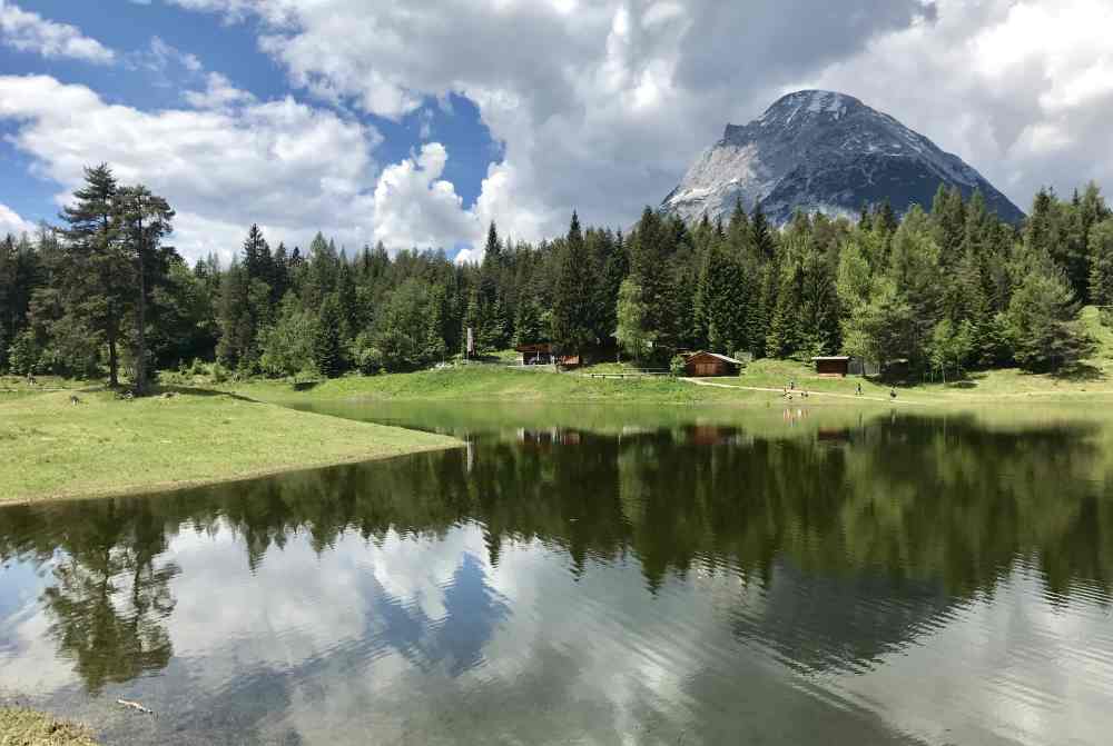  So idyllisch schaut es am Lottensee mit der Lottenseehütte aus, wenn im See Wasser ist