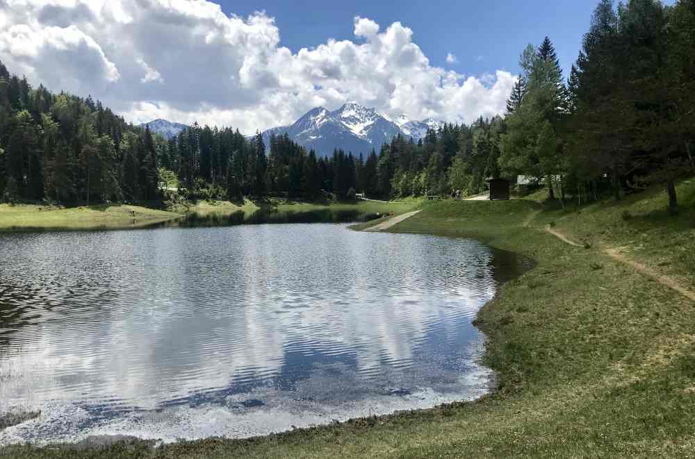 Rund um den Lottensee führt dieser Wandersteig - eine leichte Rundwanderung um den See bei Seefeld und Mösern  