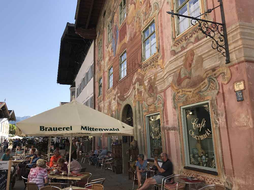 Die bekannte Lüftlmalerei in Mittenwald geht auf das 18. Jahrhundert zurück.