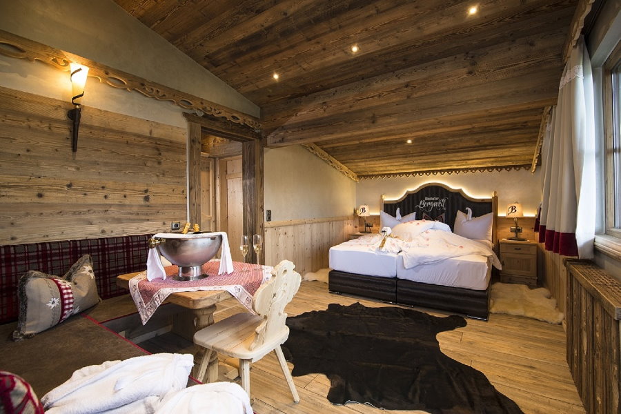 Luxus Chalet Österreich: Eines der gemütlichen Schlafzimmer mit echtem Holz