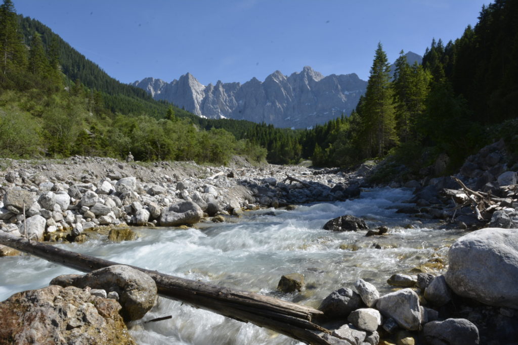 Kleiner Ahornboden mountainbiken - am Johannesbach mit Blick auf das Karwendel