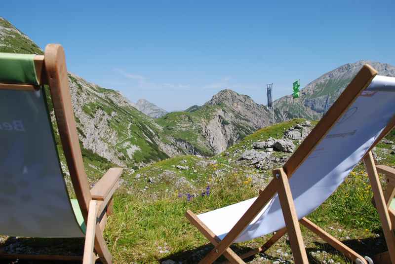 Ausrasten und den Ausblick geniessen bei der Lamsenjochhütte auf das Karwendelgebirge