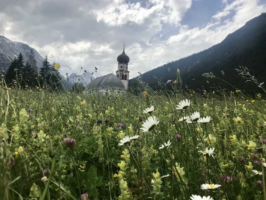 MTB Leutasch - die Kirche in Kirchplatzl mit der Blumenwiese ist mein Ausgangspunkt der MTB Tour bei Seefeld