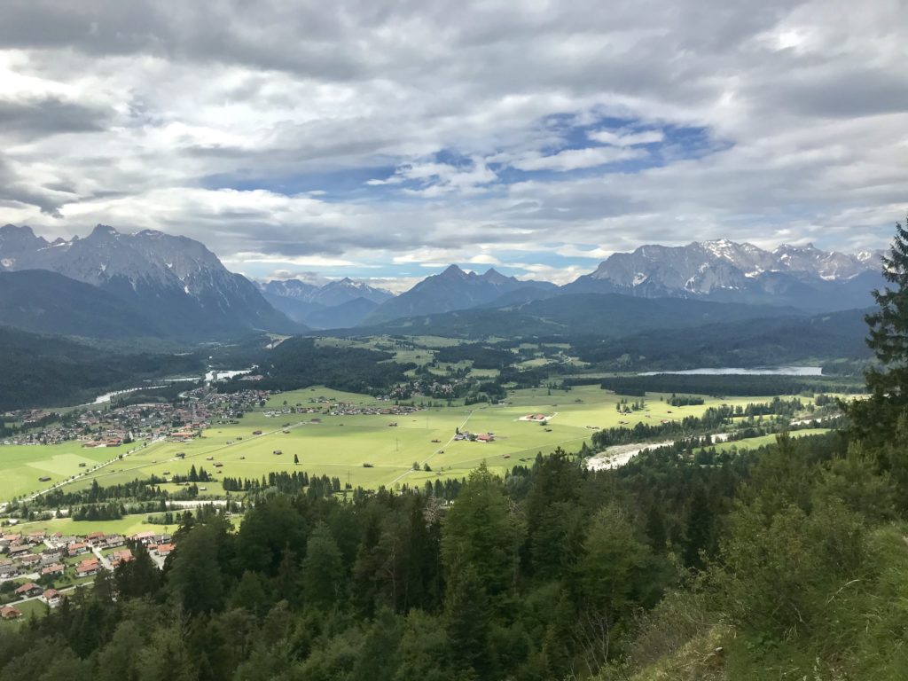 Die Aussicht auf die Berge auf dem Magdalena Neuner Panoramaweg