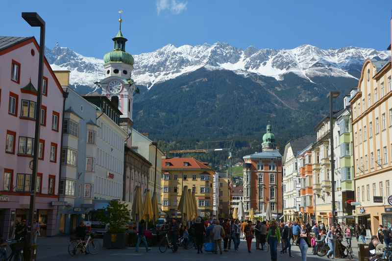 Das ist der Blick von der Annasäule durch die schöne Maria-Theresien-Strasse in Innsbruck mit dem schneebedeckten Karwendel