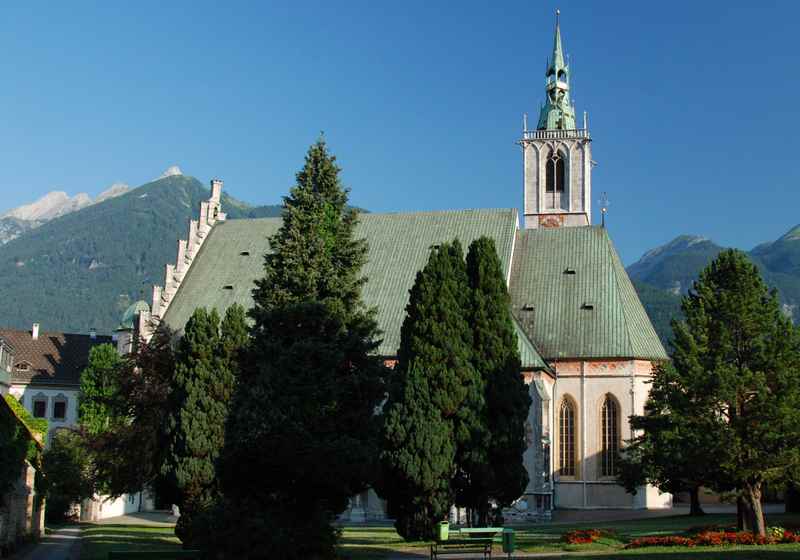 Die Maria Himmelfahrt Kirche in Schwaz mit dem Karwendel