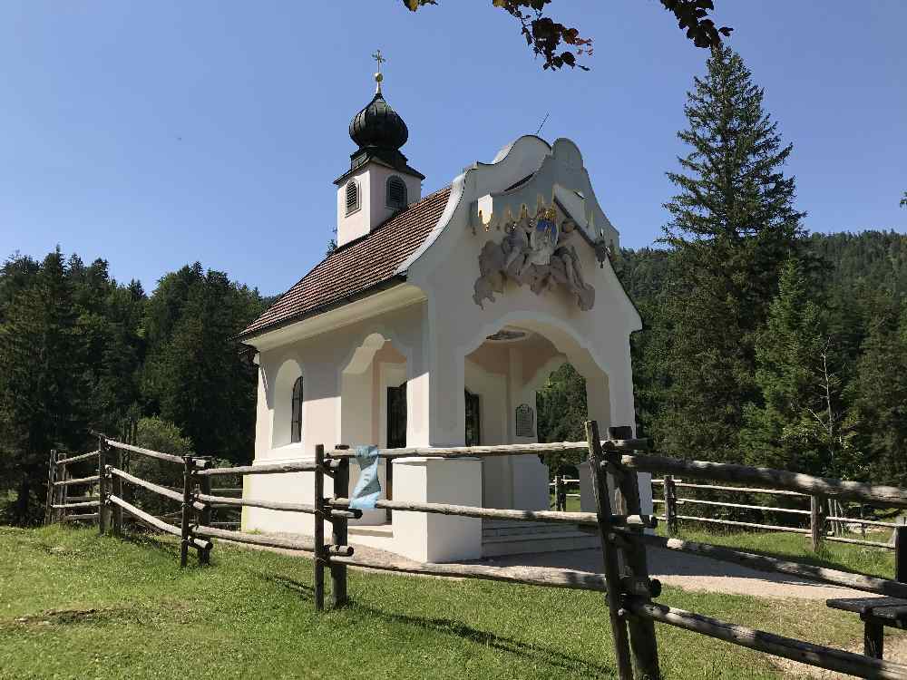 Das ist die Maria Königin Kapelle beim Lautersee