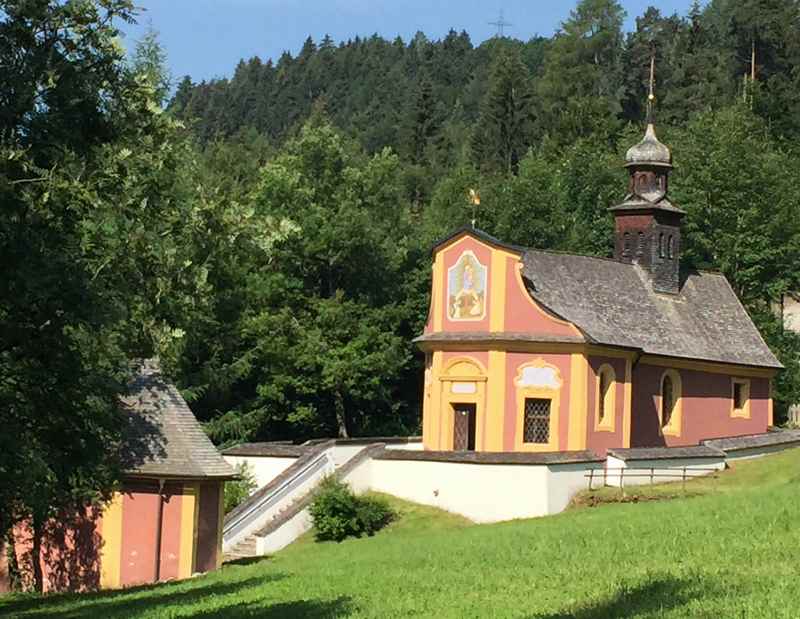 Zum Wallfahrtsort Maria Larch - liegt auf dem Jakobsweg in Tirol, Karwendel