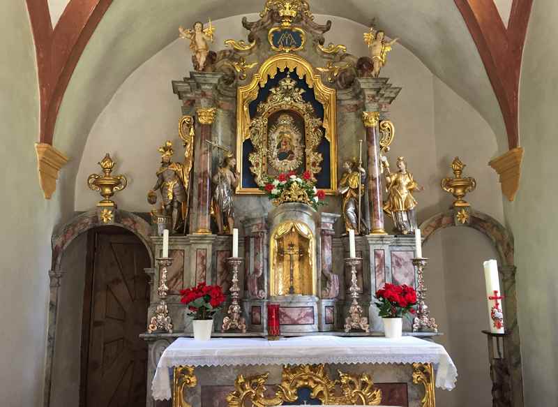 Der Innenraum der Maria Larch Kapelle, Wallfahrtskirche im Karwendel