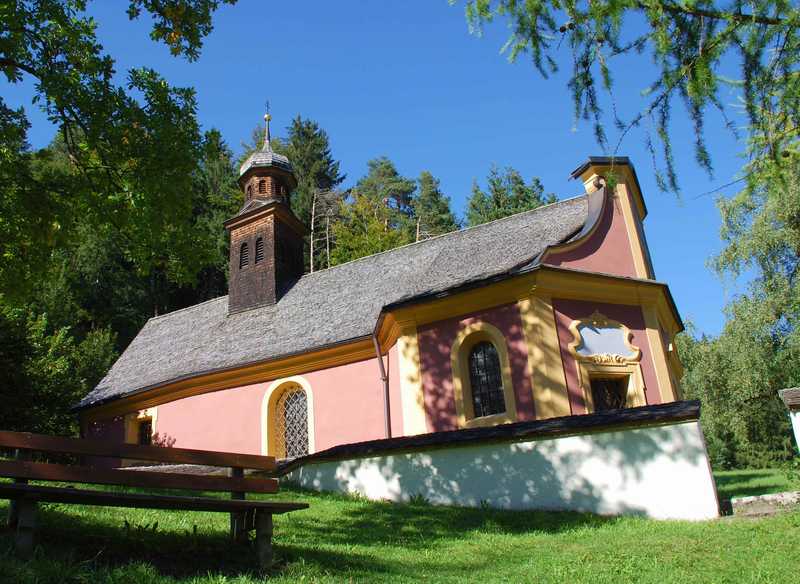 Die schöne Maria Larch Kapelle in Terfens, dahinter beginnt eine Wanderung im Karwendel