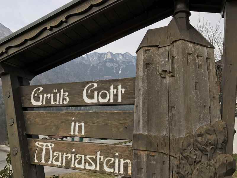 Am Ortseingang der gleichnamigen Gemeinde Mariastein werden Besucher mit dieser Holzskulptur begrüßt