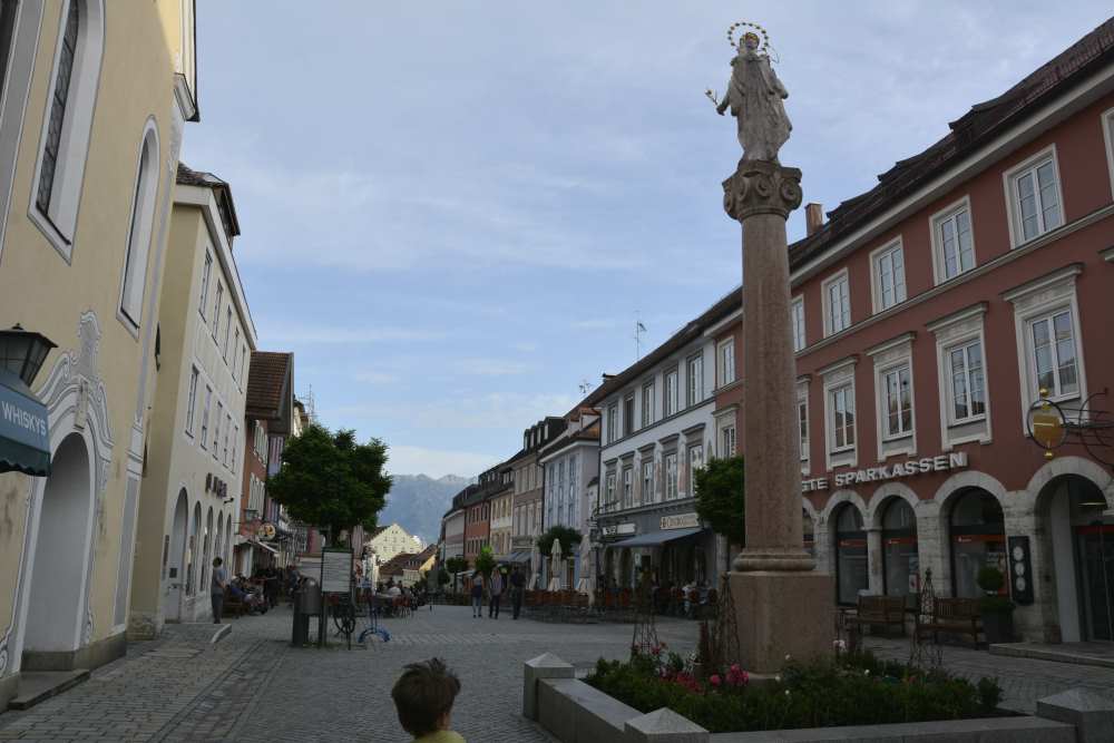 Die Mariensäule an einem Sommerabend in der Fußgängerzone von Murnau am Staffelsee