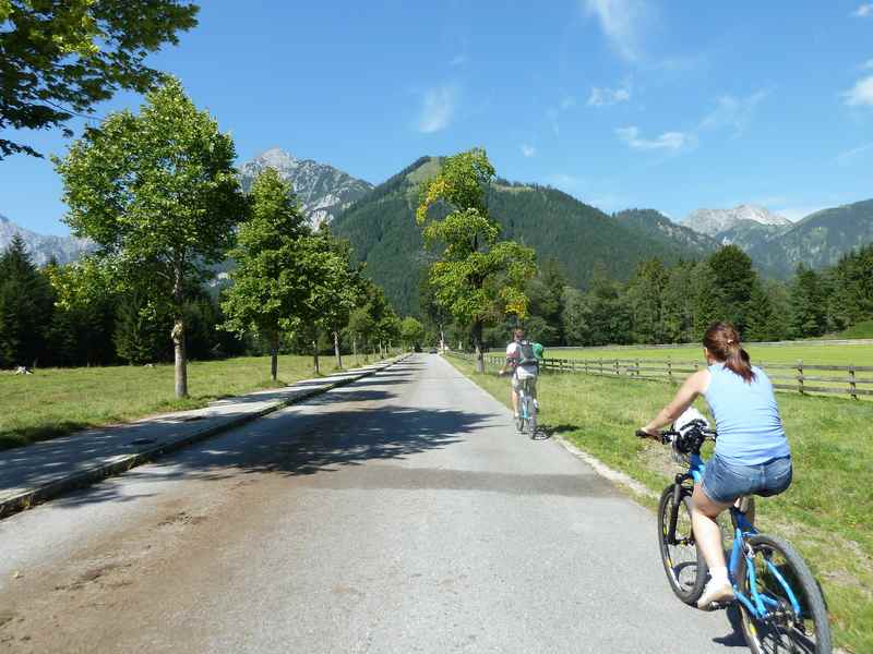 Die Mautstrasse in Pertisau durch das Gerntal in Tirol 