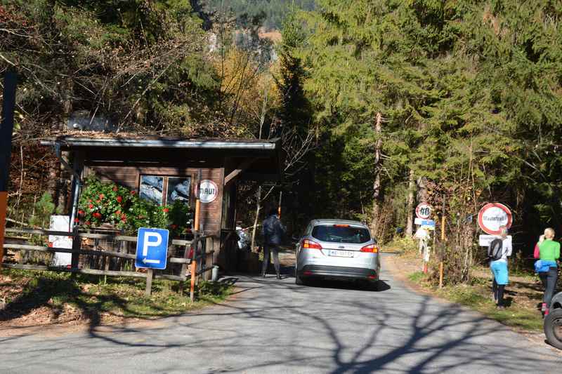 Der Anfang der Mautstraße von Gnadenwald zur Hinterhornalm im Karwendel 