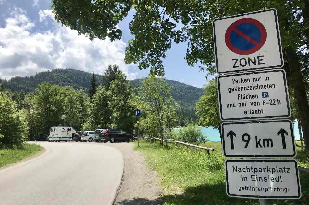 Parken entlang der Mautstrasse - nachts verboten 