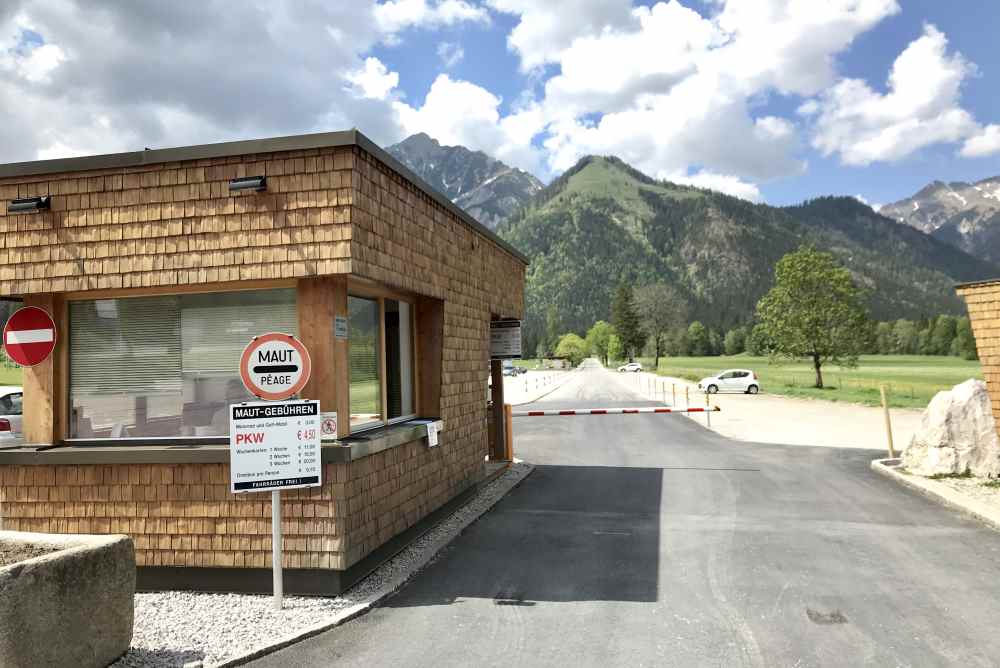 Die Achensee Mautstrasse beginnt in Pertisau am Parkplatz und führt zur Falzthurnalm und Gramaialm