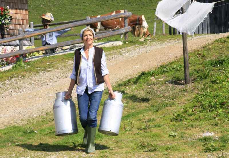 Michaela May als Sennerin im Karwendel - so machen es auch die echten Senner der Rotwandalm, Foto: Filmproduktion