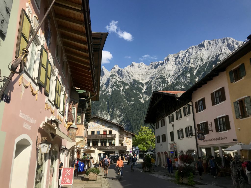 Sommerurlaub Deutschland: Das ist Mittenwald mit seiner Altstadt