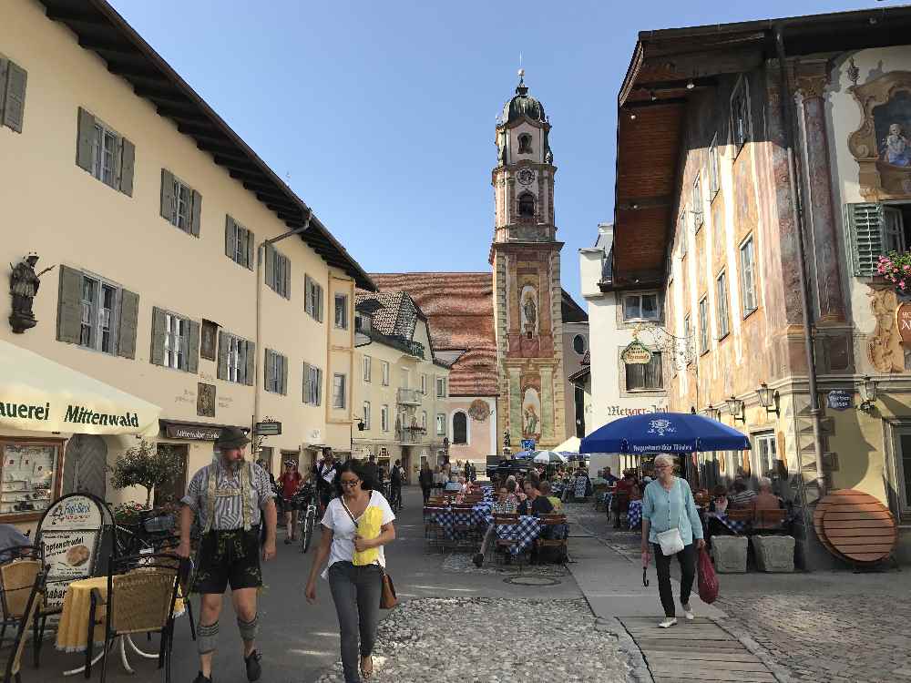 Das ist die Altstadt von Mittenwald am Obermarkt