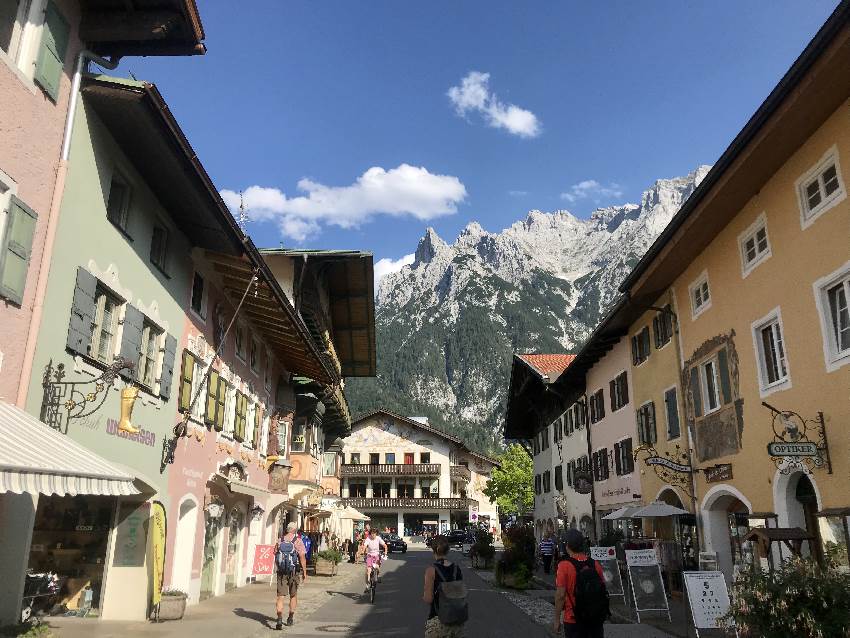 Der Blick in Mittenwald nahe der bekannten Kirche durch die schöne Straße und das Karwendel